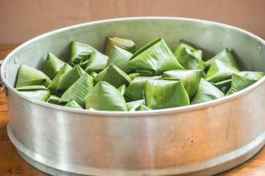 Muz yapraklarına sarılı şekerler genellikle Çin Yeni Yılı 'nda yapılır..