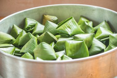 Muz yapraklarına sarılı şekerler genellikle Çin Yeni Yılı 'nda yapılır..