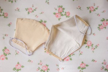 İki renkli krem yüz maskesi henüz kullanılmamış..