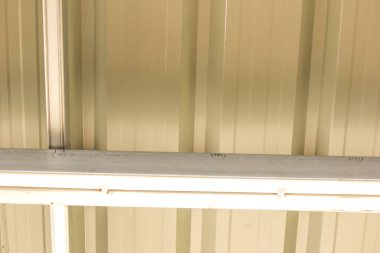 Metal levhalarla çatı yapmak için bir ev yap..