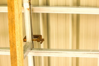 Metal levhalarla çatı yapmak için bir ev yap..