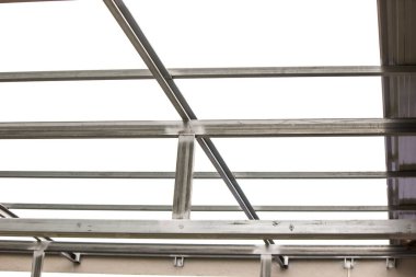 Çelik kutularla çatıyı inşa et.