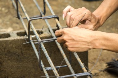 Tamirci çelikle bağlanmış bir tel kullanıyor..