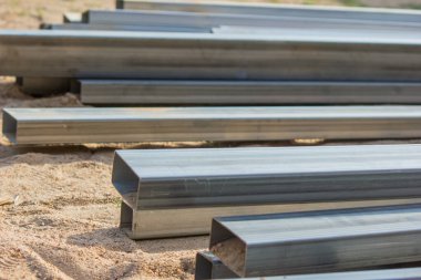 Yere bir sürü çelik yerleştirildi.