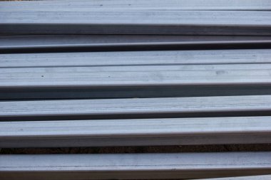 Yere bir sürü çelik yerleştirildi.