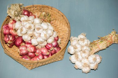 Kurutulmuş soğan sarımsağı önleyici ve iyileştirici özellikleri olan ve pişirmede kullanılan tıbbi bir bitkidir..