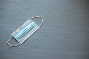 Mavi bir panoya bir takım mavi maskeler yerleştirilir..