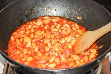 Tavada ketçapı pişir..