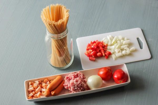 Faça Espaguete Para Família Com Ingredientes Como Cebola Tomate Salsicha — Fotografia de Stock