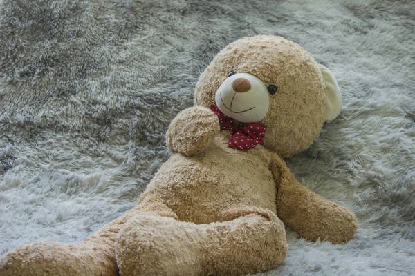 Großer Brauner Teddybär Sitzt Auf Wolle — Stockfoto