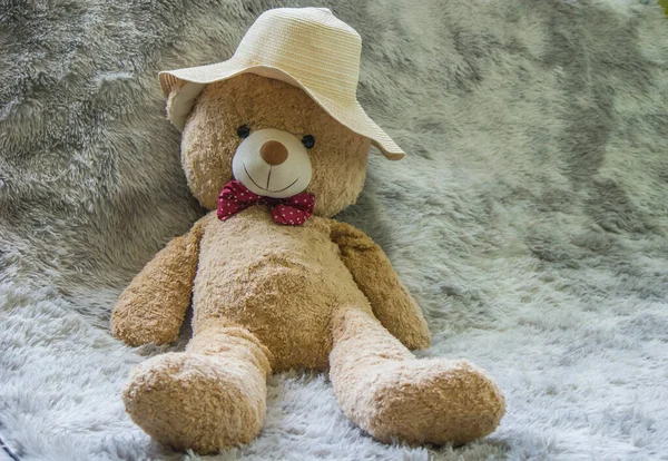 Ein Großer Brauner Teddybär Mit Hut Sitzt Auf Einem Wolltuch — Stockfoto