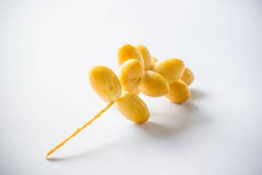 Hurma meyvesi vücuda yarar sağlar ve sağlık bakımı için yaygın olarak yenir..