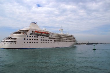 Turist lüks feribot yelken