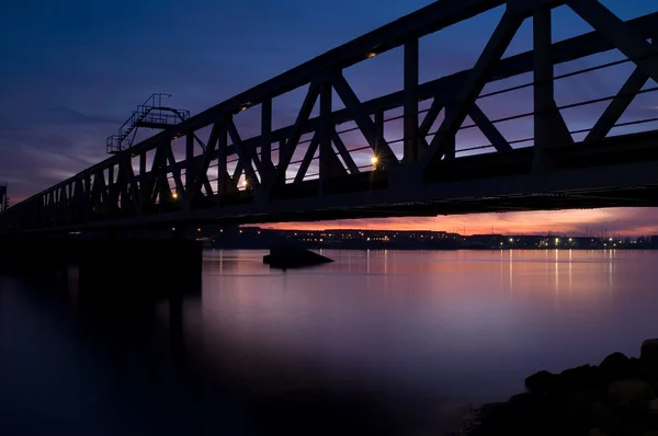 鉄道橋の夕日. — ストック写真