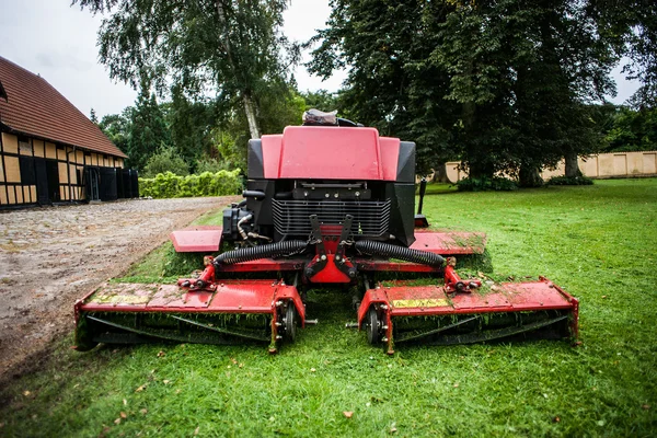 Sekačka na trávu traktorem a trávy — Stock fotografie
