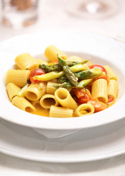 Pâtes italiennes aux légumes et aux asperges — Photo