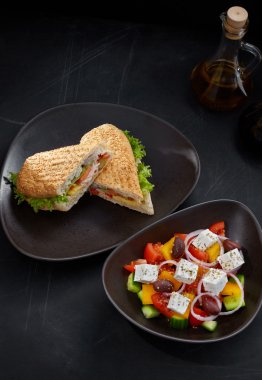 Kebap ile Yunan salatası