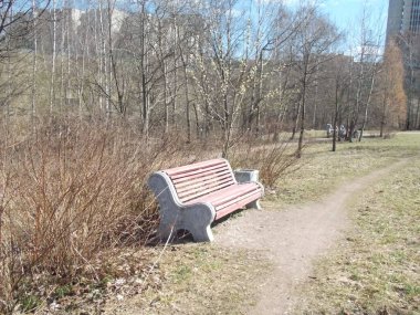    Baharın erken saatlerinde, güneş parlıyor..