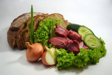 Ekmek et ve yeşillik ile