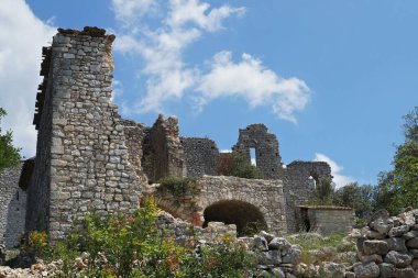 Allegre les Fumades, Gard, Fransa 'daki eski bir kalenin kalıntıları.