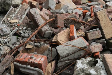 Eski kırmızı tuğlalar, gri taş parçaları ve enkaz yığını, çürüme ve ihmal iletin. İnşaat, yıkım, çevresel etki veya soyut projeler için kullanım