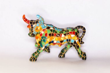 Beyaz arka planda heykel boğası