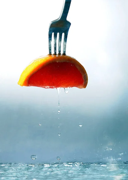 Slice Grapefruit Fork Splashes Water — Stock Photo, Image