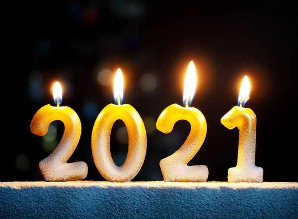 Altın karla kaplı mumlar 2021 'de