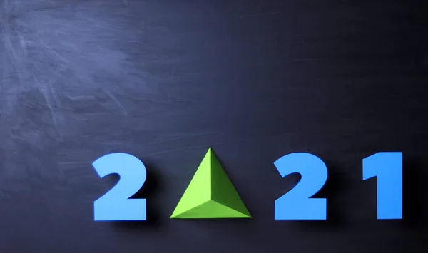 Yeni Yıl 2021 Tebeşir tahtasında tetraedre