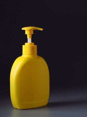 Sabun için bir şişe, dezenfektan için bir şişe şeker, pantalon rengi, nihai gri ve aydınlatıcı.