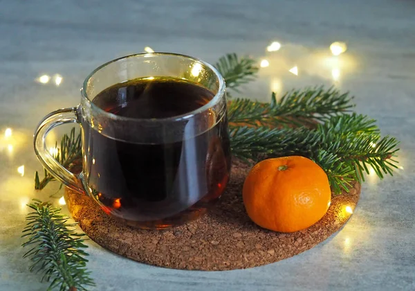 Bir fincan sıcak çay ve mandalina.