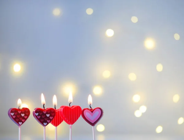 Mehrere Kleine Kerzen Herzform Brennen Auf Einem Unscharfen Hintergrund Mit — Stockfoto