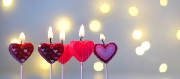 Mehrere Kleine Kerzen Form Eines Herzens Brennen Auf Einem Unscharfen — Stockfoto