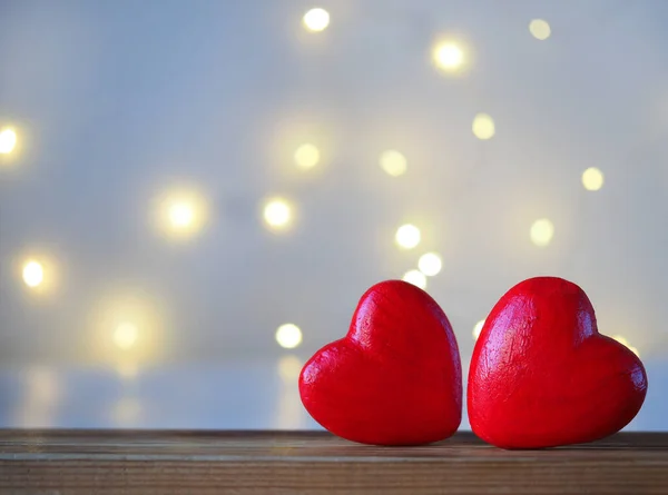 Zwei Große Rote Herzen Liegen Auf Einem Holztisch Auf Einem — Stockfoto