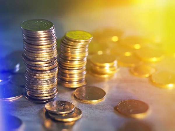 Bozuk para yığınına, yatay arkaplana, yumuşak seçici odak, bulanık, telif alanı, iş büyütme konseptine bozuk para yığını için para var. Mali risk.