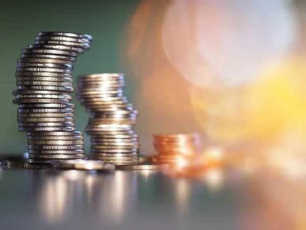 Bozuk para yığınına, yatay arkaplana, yumuşak seçici odak, bulanık, telif alanı, iş büyütme konseptine bozuk para yığını için para var. Mali risk.