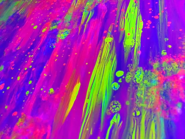 Soyut suluboya neon arka plan sarı mor pembe sprey lekeler mor ötesi ışık boşluğu yazı defoktusu için