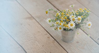 Kovada bir buket papatya