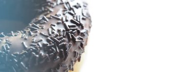 Çöreğin bir parçası beyaz arka planda, yakın plan, geniş yatay afiş, yiyeceklerin makro-fotoğrafçılığı