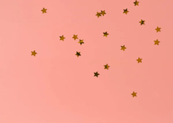 Pembe arka planda altın konfeti yıldızları, arka planda yatay soyut görüntü, yeni yılın parti konsepti, kızlar için büyüleyici Noel