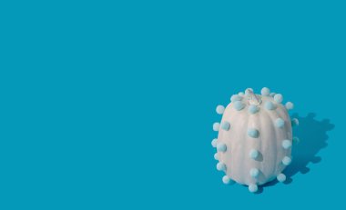 Mavi arka planda pastel mavi ponponları olan beyaz balkabağı, soyut minimalizm coronavirüs Cadılar Bayramı, metin için boş alan