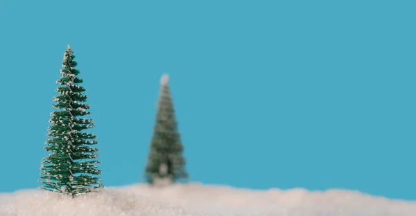 Маленькі Зелені Ялинки Снігу Синьому Фоні Концепція Нового Року Мінімалізм Стокове Фото