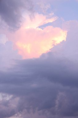 Gökyüzü arka planı. Pembe ve mavi bulutlar arka planda. 