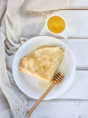 Beyaz tabakta krep. Beyaz ahşap bir masada krep. Rus gözlemesi üst görünüm . 