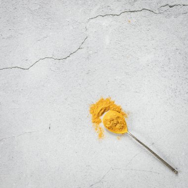 Yumurtalar için doğal boya. Doğal boyalarla boyanmış Paskalya yumurtaları. Üst manzara. Çay kaşığının üstünde zerdeçal tozu. Kopya alanı olan zerdeçal tozu 