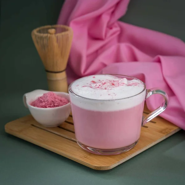 Filiżanka Różowego Napoju Latte Matcha Różowej Serwetce Przestrzenią Kopiowania Różowy — Zdjęcie stockowe