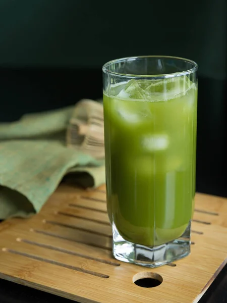 Наливаємо Молоко Склянку Крижаного Зеленого Чаю Мача Склянка Чаю Мача — стокове фото