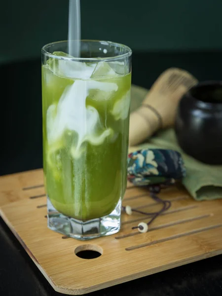 Wlewanie Mleka Szklanki Mrożonej Zielonej Herbaty Matcha Szklanka Zielonej Matcha — Zdjęcie stockowe