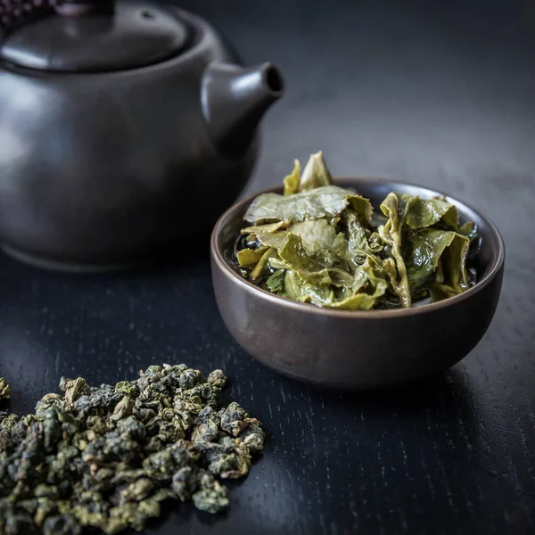 Green Tea Brew Cup Black Teapot Tea Leaves Wooden Black — Stock Photo, Image
