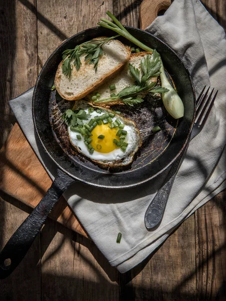 Gebratene Eier Grüne Zwiebeln Und Zwei Piroggen Brot Auf Einem — Stockfoto